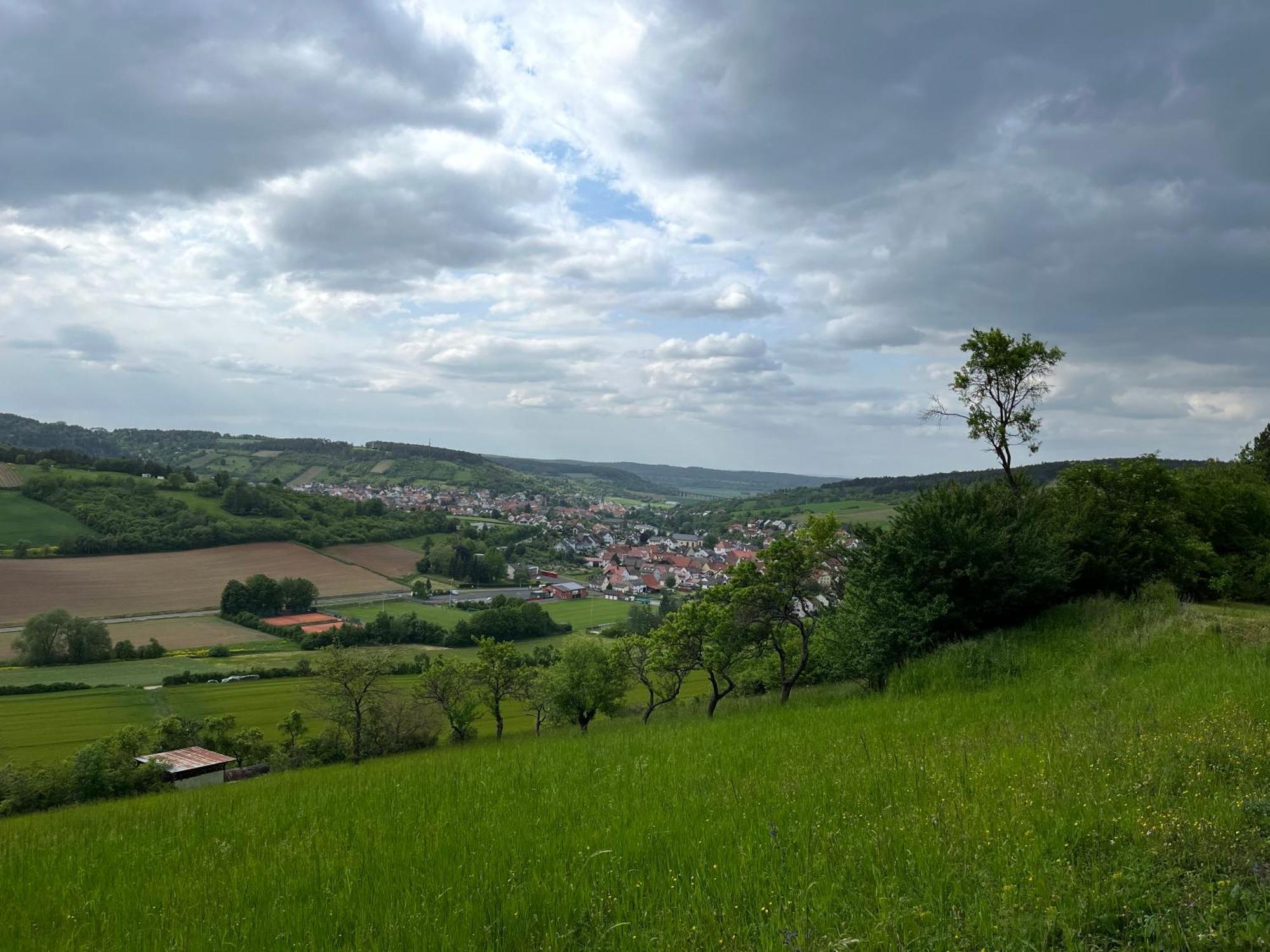 Ferienhaus Weinbergblick - Nahe Wuerzburg - 2 Schlafzimmer - Familienfreundlich - Terrasse Unterleinach Kültér fotó